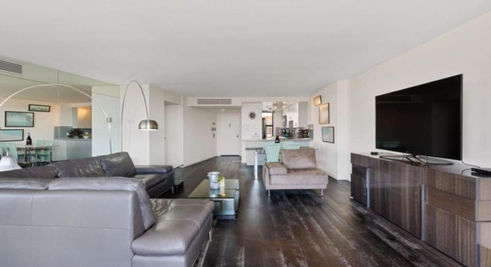 Chic Two Bedroom Residence with Panoramic Views Apartment in Marina del Rey