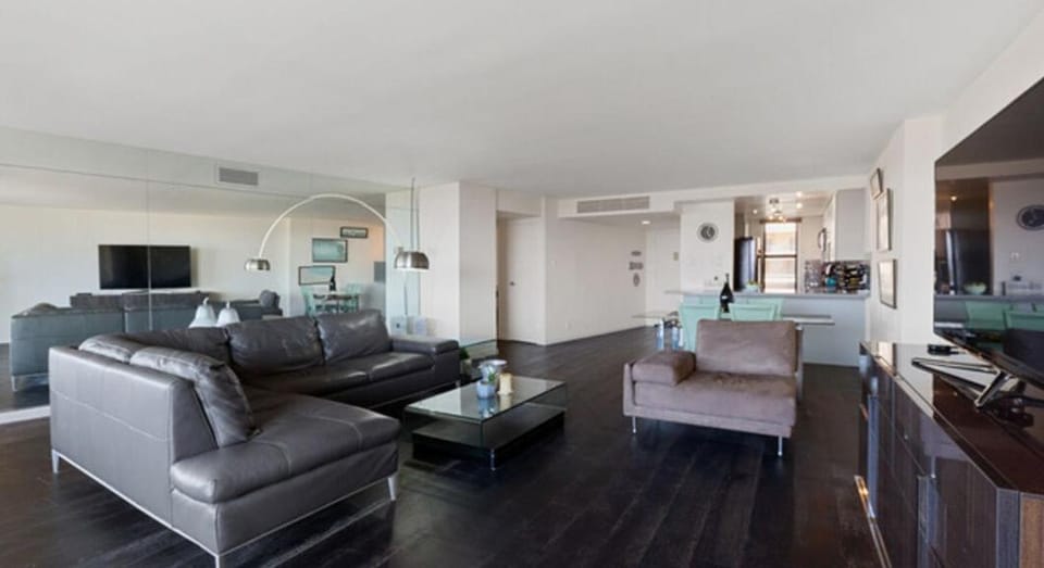 Chic Two Bedroom Residence with Panoramic Views Apartment in Marina del Rey