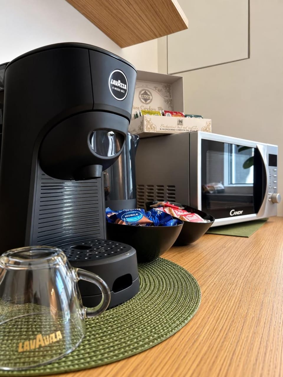 Coffee/tea facilities, Kitchen or kitchenette, Lobby or reception, Food, Breakfast, microwave