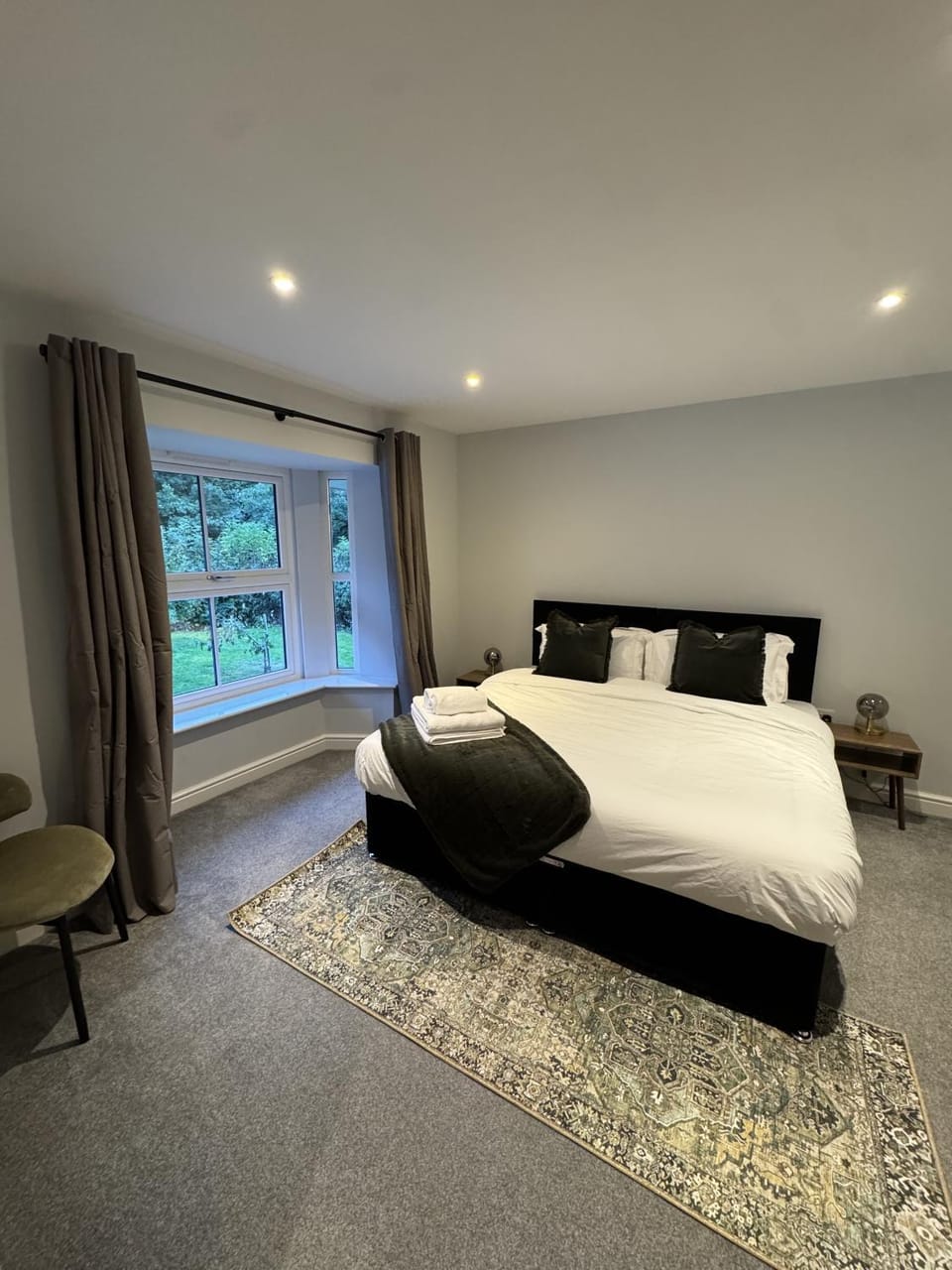 Bed, Photo of the whole room, Bedroom, Garden view