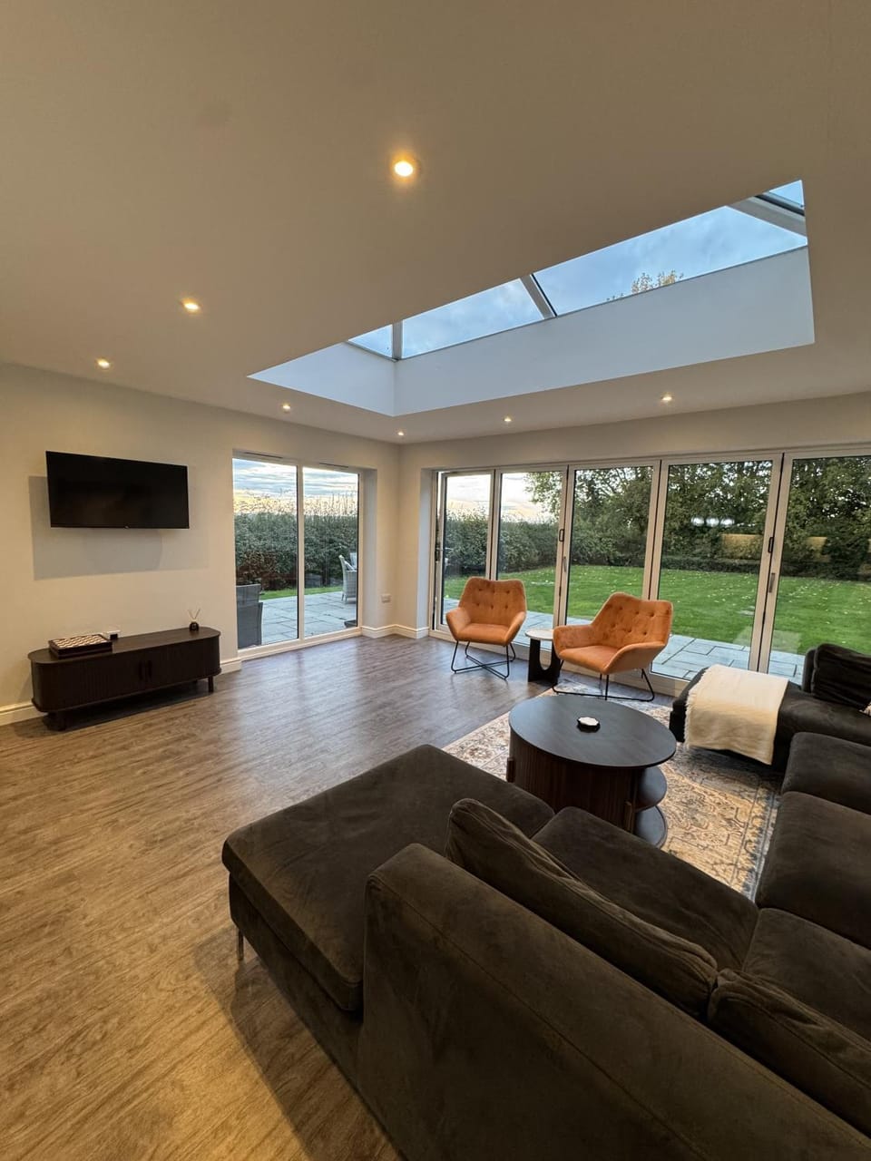 Field View - Spacious 5BR Stay - Sleeps 10 House in Burton upon Trent