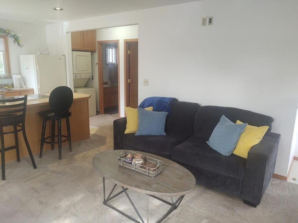 Forest Retreat 1 bdrm Covered Parking, pets ok Apartment in Beaverton