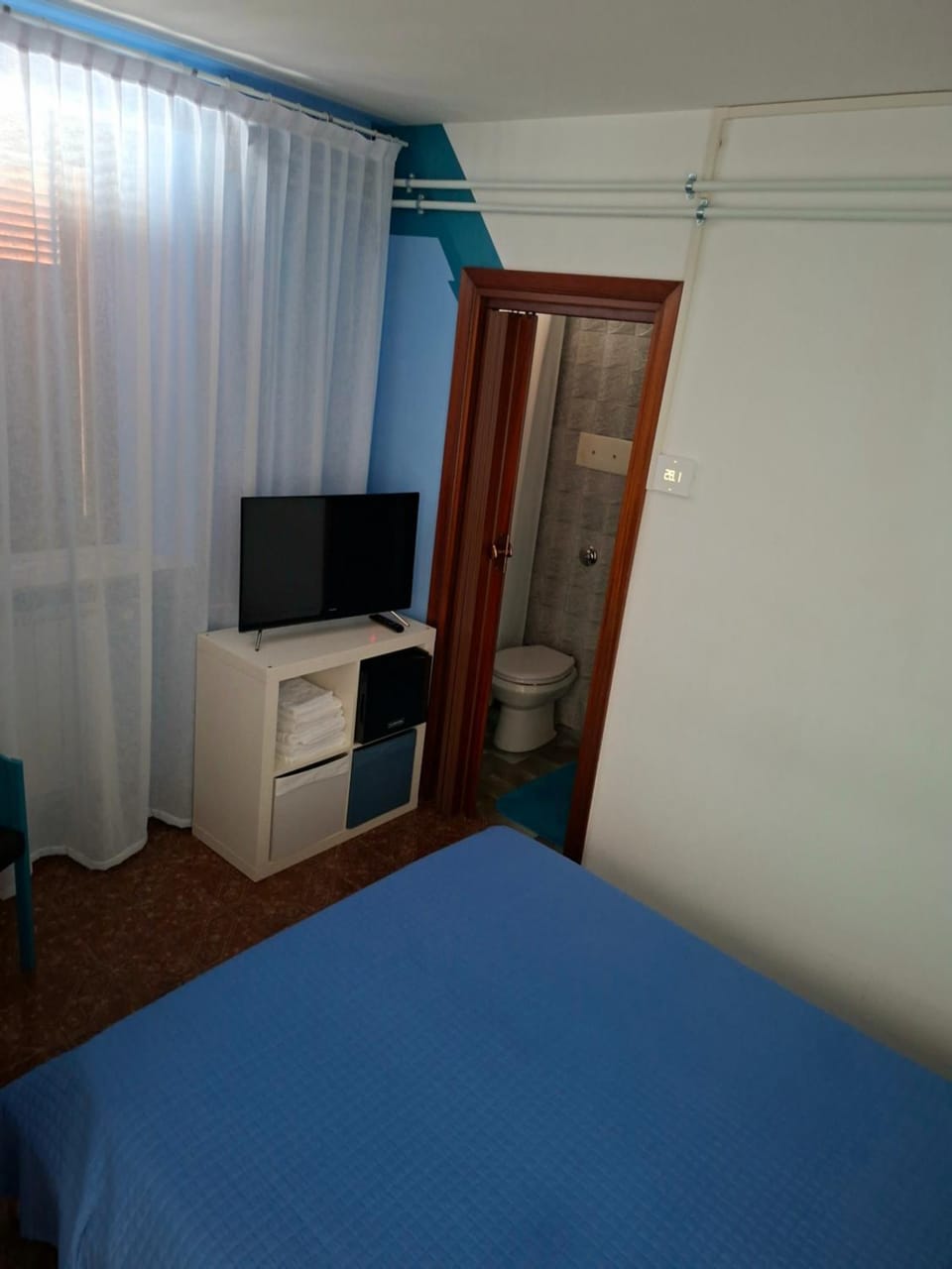 Bed, TV and multimedia, Photo of the whole room, Bedroom