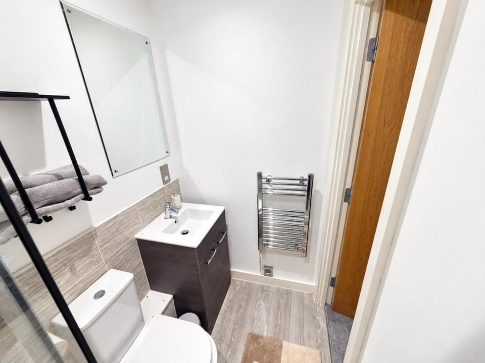 Toilet, Bathroom, towels