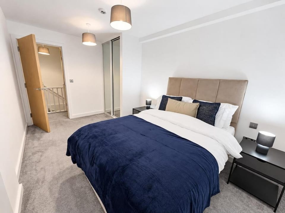 Photo of the whole room, Bedroom, wardrobe