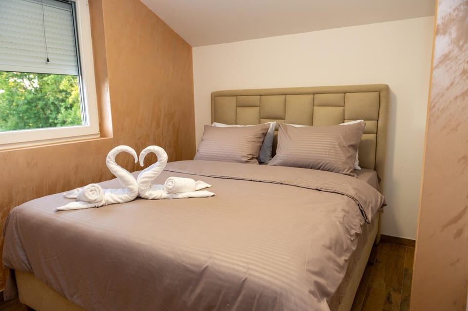 Bed, Photo of the whole room, Bedroom, towels