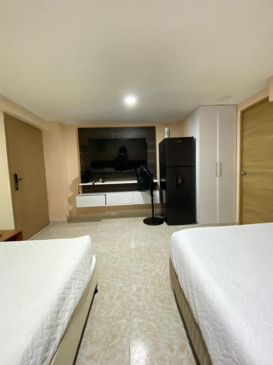 Bed, TV and multimedia, Photo of the whole room, Bedroom