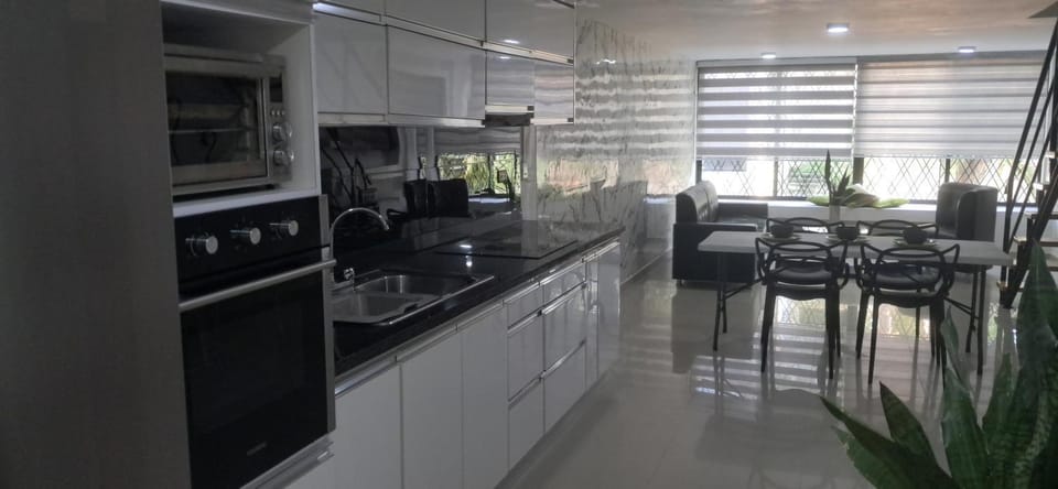 Coffee/tea facilities, Kitchen or kitchenette, Living room, Dining area, oven, stove, toaster