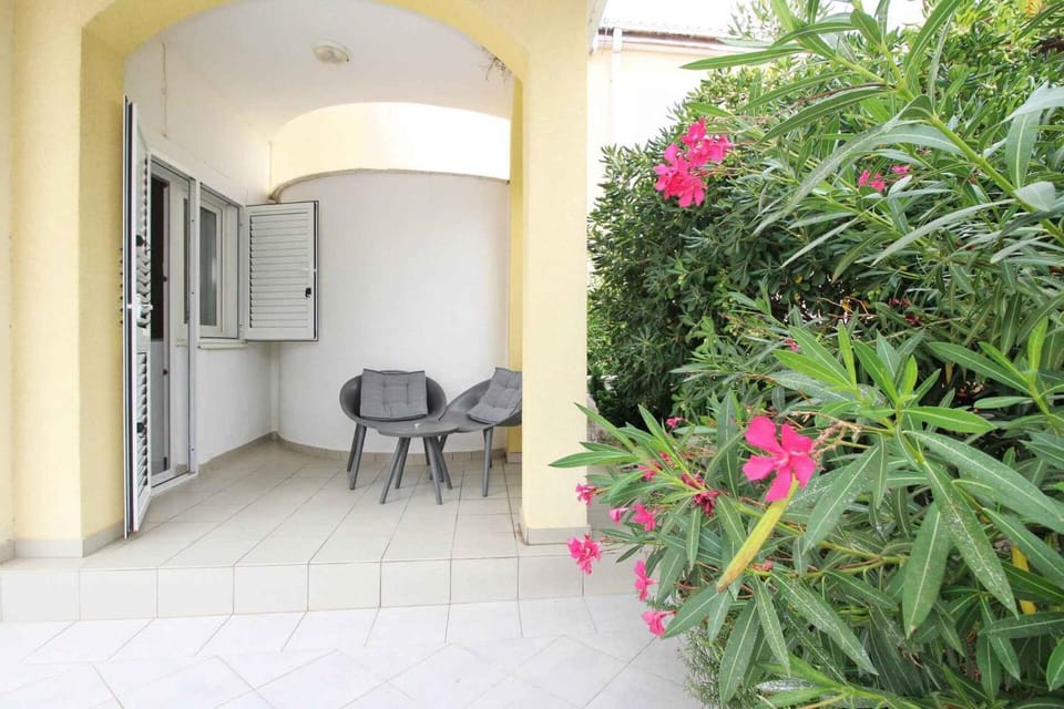 Property building, Summer, Balcony/Terrace