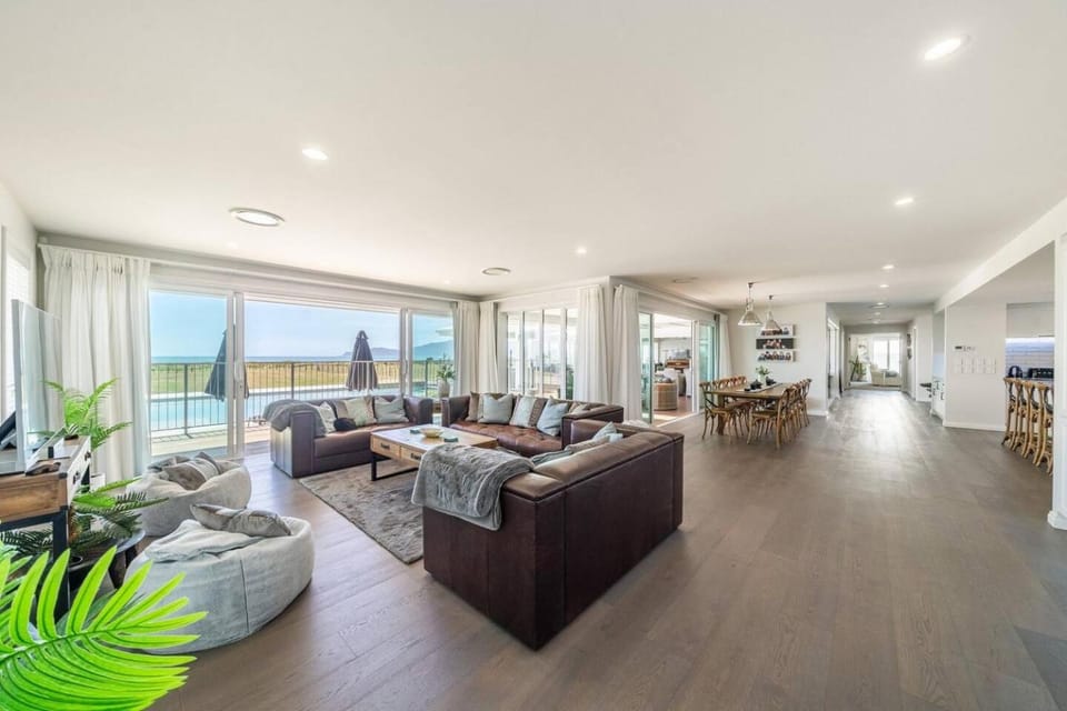 Waikanae Beachfront Private Estate House in Wellington Region