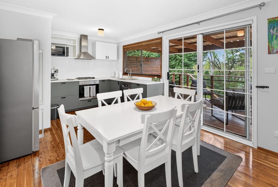 Two Decks on Bass - A Simple Blue Mountains Escape House in Wentworth Falls