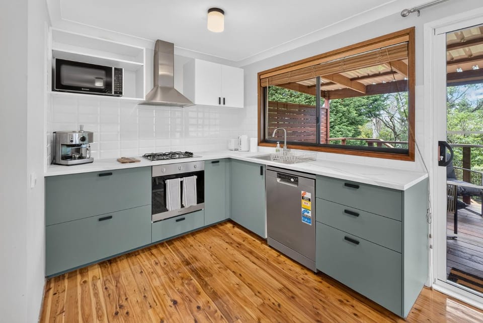Two Decks on Bass - A Simple Blue Mountains Escape House in Wentworth Falls