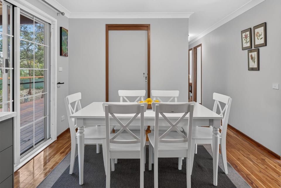 Two Decks on Bass - A Simple Blue Mountains Escape House in Wentworth Falls