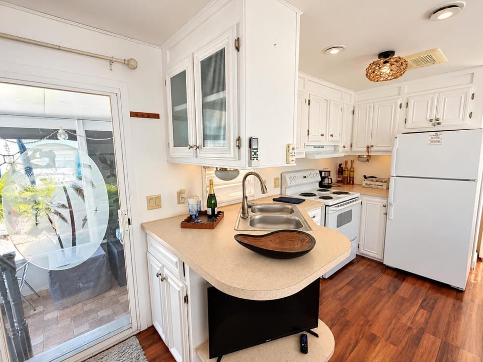 Coffee/tea facilities, Kitchen or kitchenette, Dining area, minibar, oven, pet friendly, stove, toaster