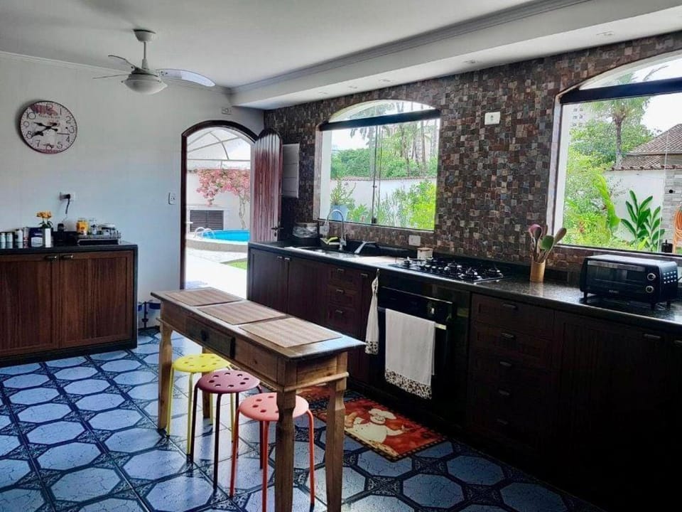 Casa Espaçosa no Canto do Forte com Piscina Privativa, Ar-Condicionado e Área de Lazer Completa House in State of São Paulo