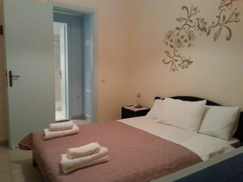 Property building, Bed, Bedroom
