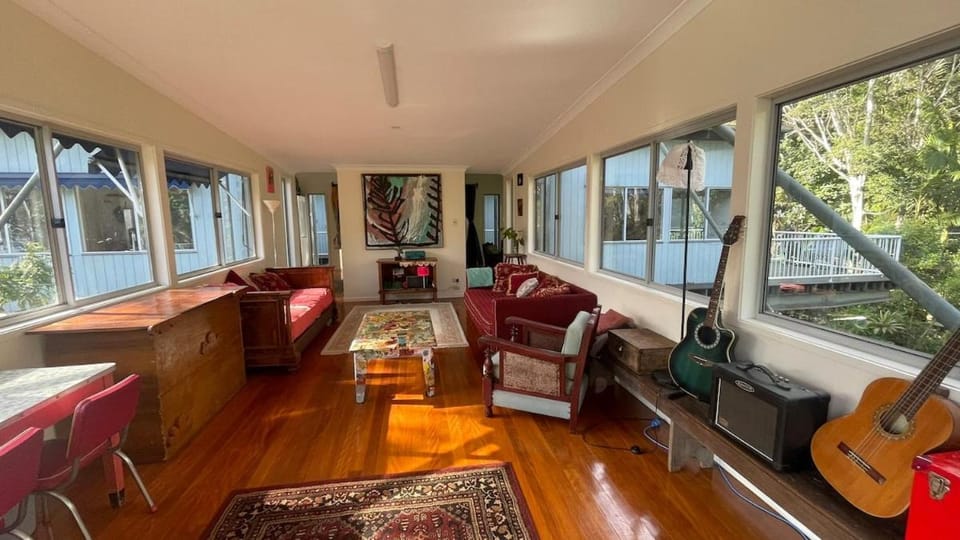 Artists home above rainforest sleeps 10 with pool House in Tamborine Mountain