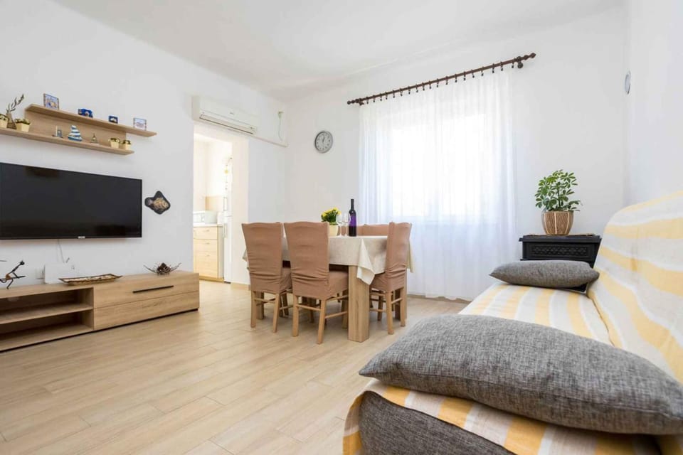TV and multimedia, Living room, Seating area, Dining area, air conditioner