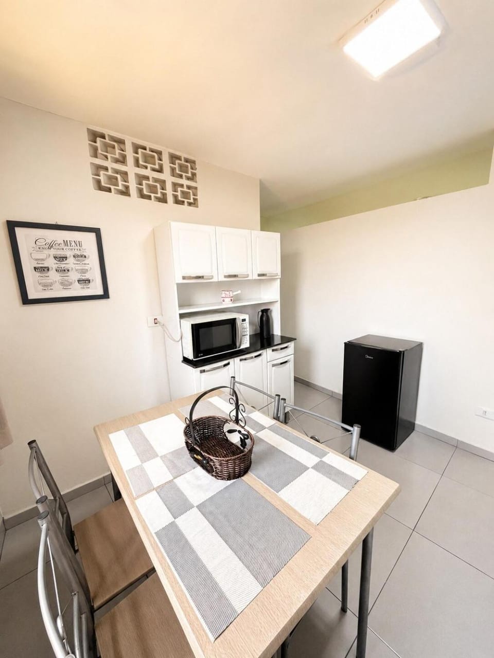 Kitchen or kitchenette, Dining area, minibar