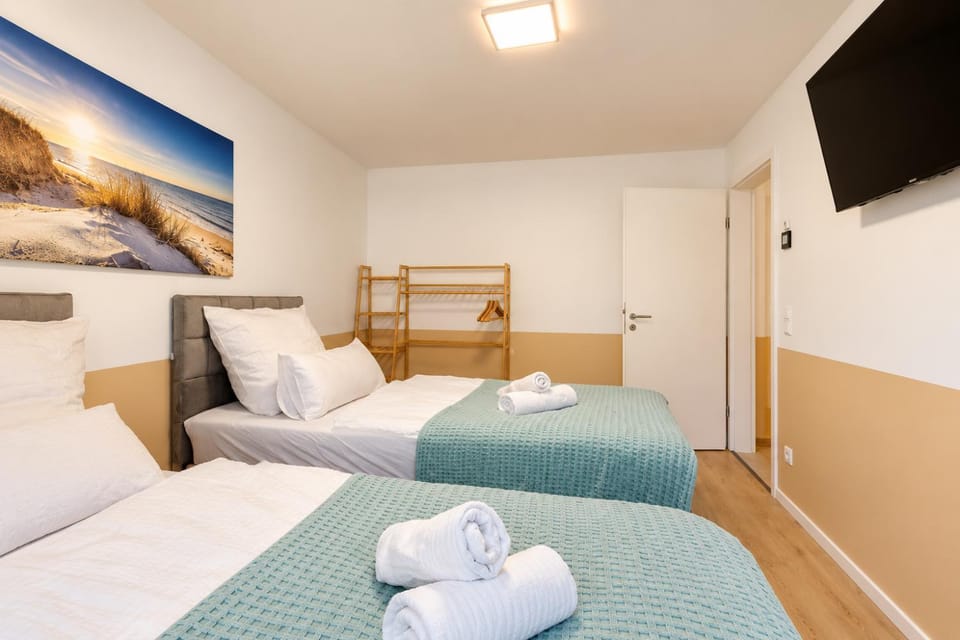 Bed, TV and multimedia, Photo of the whole room, Bedroom