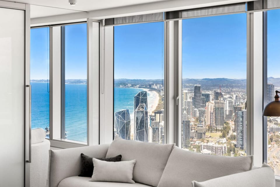 Level 67 Sleeps 8 Pool Table & 2x Parking Apartment in Surfers Paradise