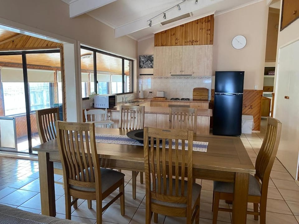 Kitchen or kitchenette, Dining area, oven, pet friendly, stove