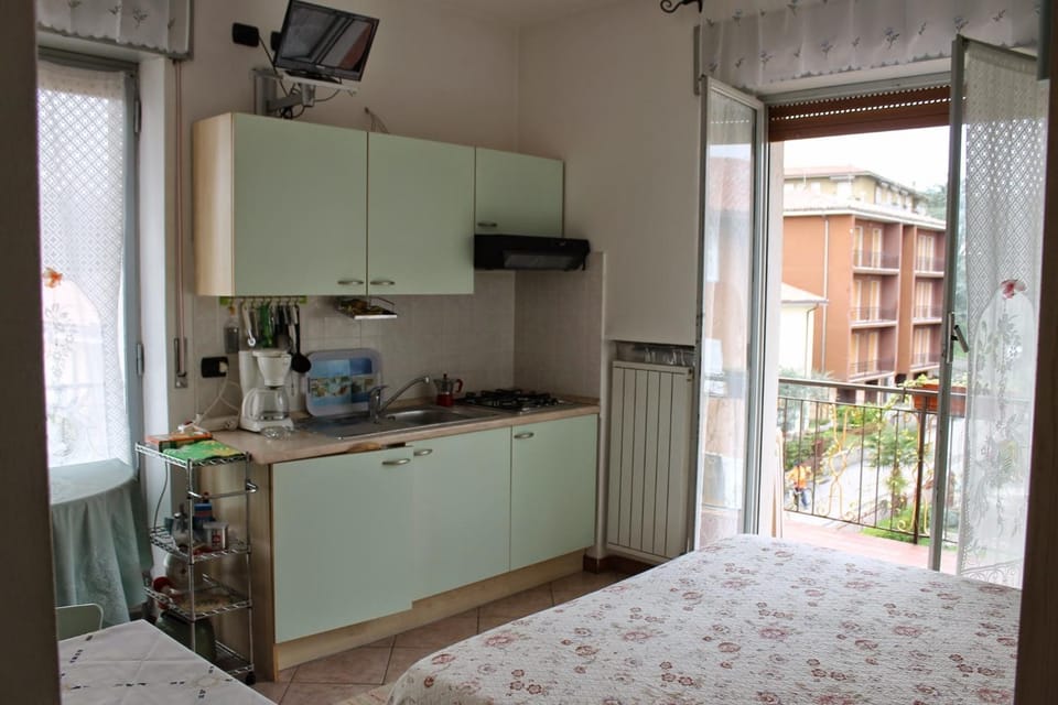 Coffee/tea facilities, Kitchen or kitchenette, stove