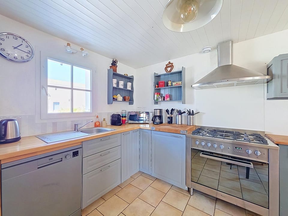Kitchen or kitchenette, stove, stove, kitchen