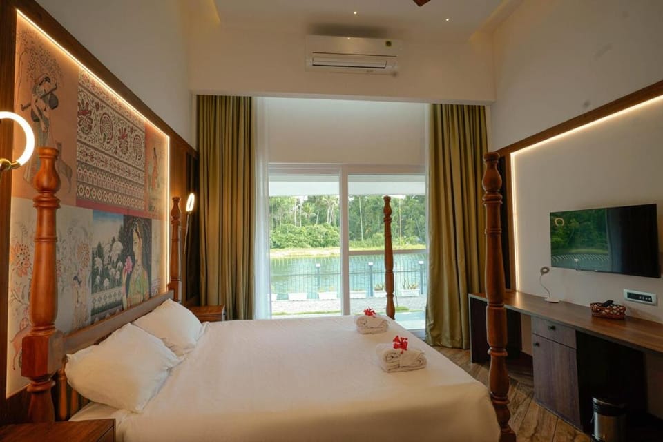 Villa Fiume - Lakeview Villa with Private Pool House in Kochi