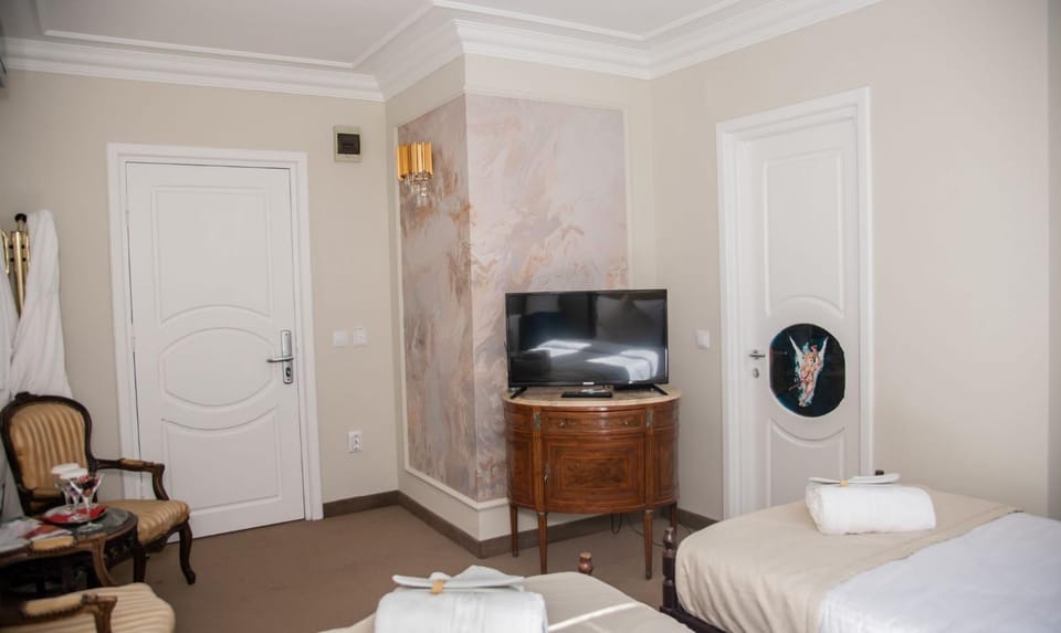 Bed, TV and multimedia, Photo of the whole room, Bedroom, towels, air conditioner