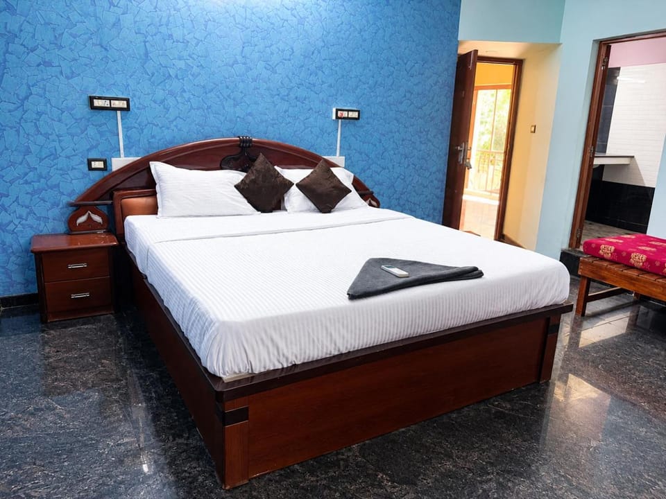 Bed, Bedroom, room service