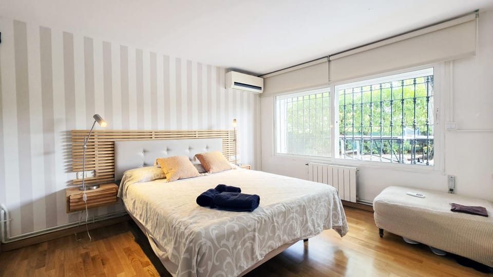 Bed, Photo of the whole room, Bedroom, towels, air conditioner