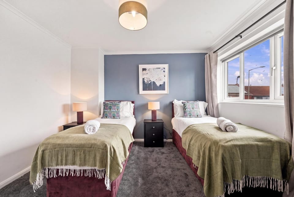 Warwick 2BR Home, 4 Singles Option, Sleeps 5 Apartment in Warwick