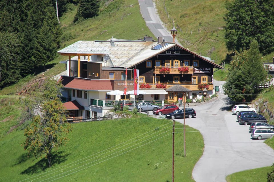 Facade/entrance, Garden, Balcony/Terrace, Lobby or reception, Lounge or bar, Banquet/Function facilities, Drinks, Alcoholic drinks, Non alcoholic drinks
