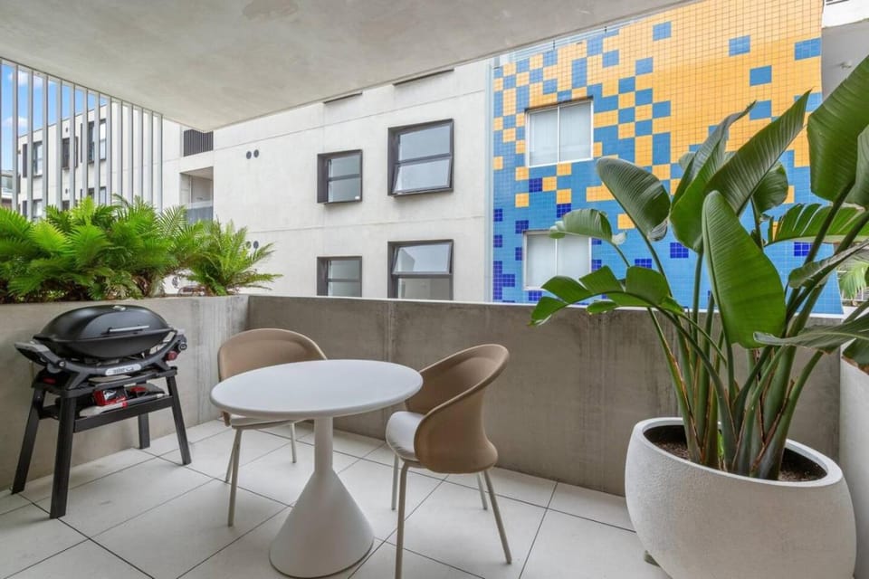 Lux Beachfront Studio Bondi - Lift Balcony AC BBQ Apartment in Parking lot