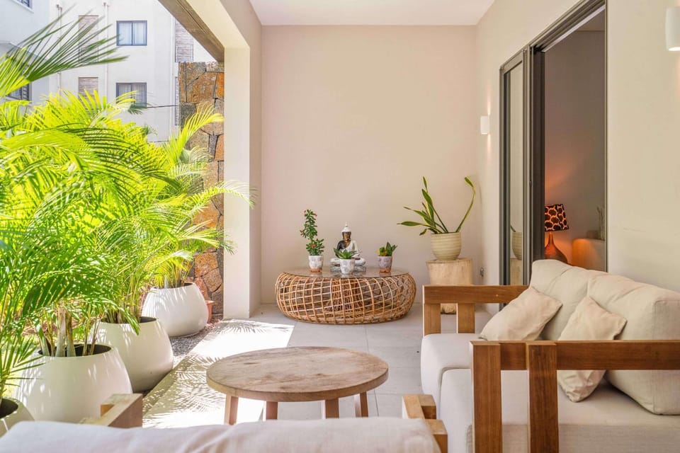Liora Bay - Modern Retreat & Pool near the Beach Apartment in Grand Baie