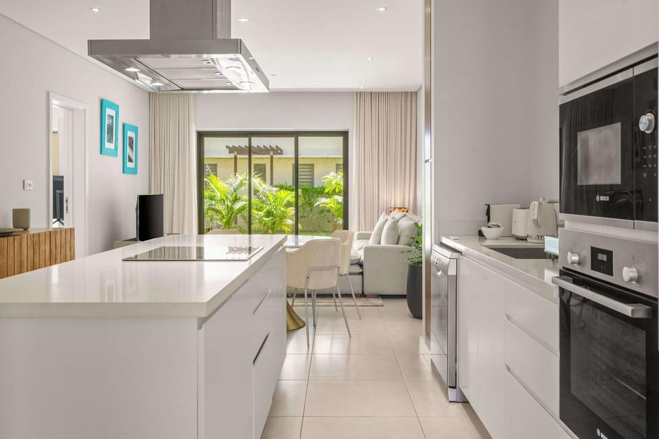 Liora Bay - Modern Retreat & Pool near the Beach Apartment in Grand Baie