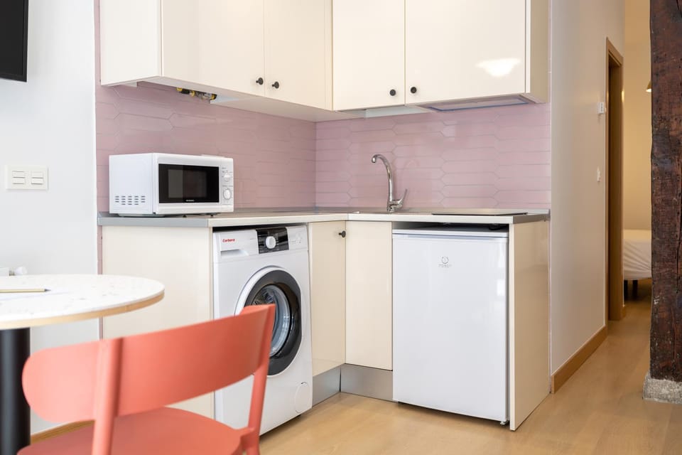 Kitchen or kitchenette, minibar, toaster, washing machine