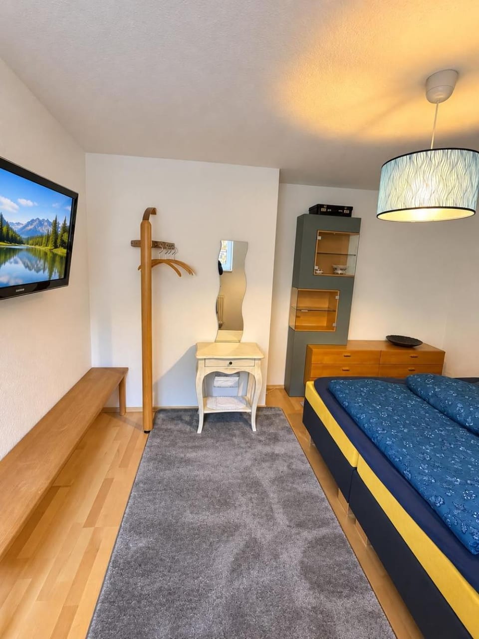 Bed, TV and multimedia, Photo of the whole room, Bedroom