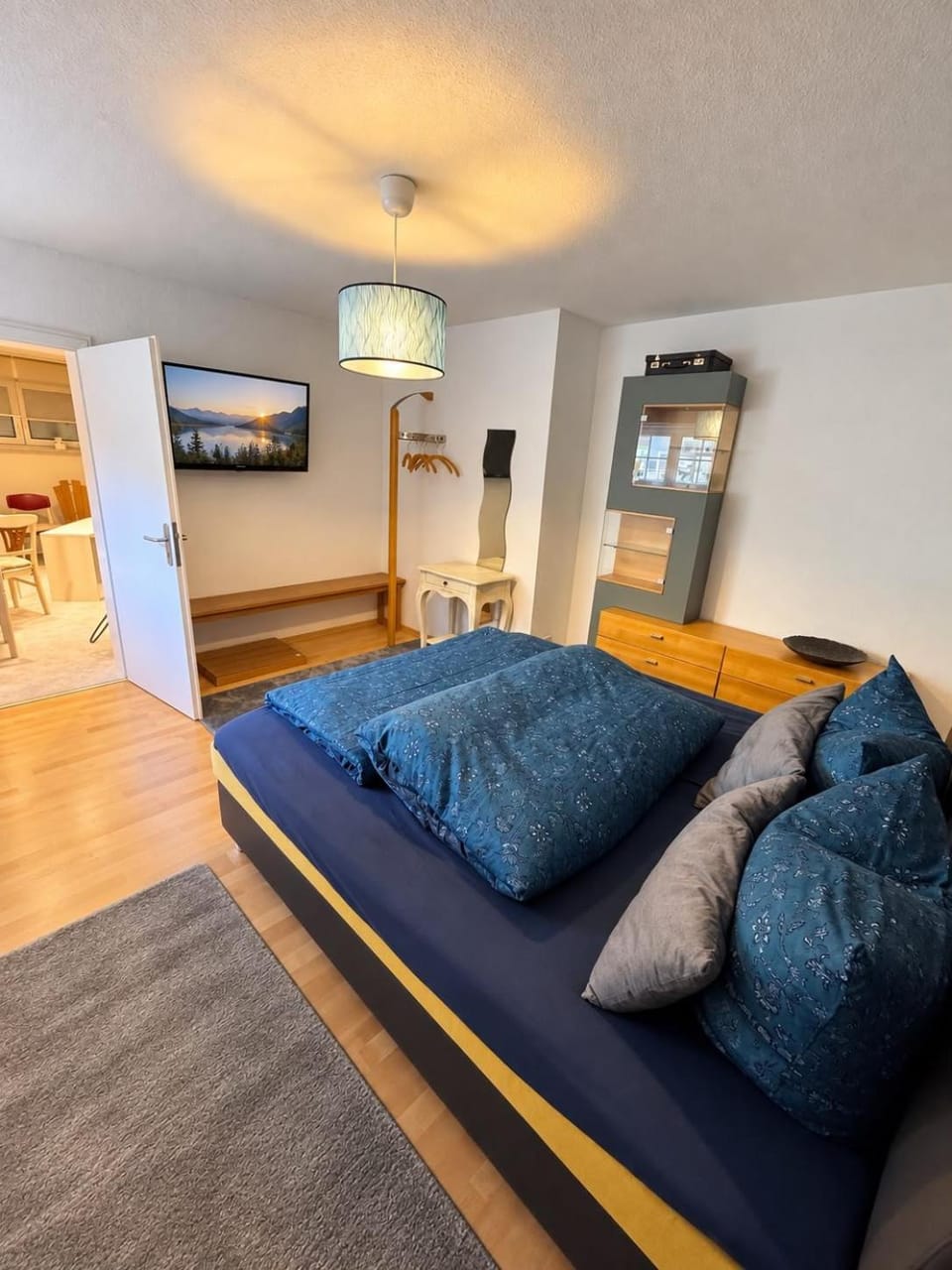 Bed, TV and multimedia, Photo of the whole room, Bedroom
