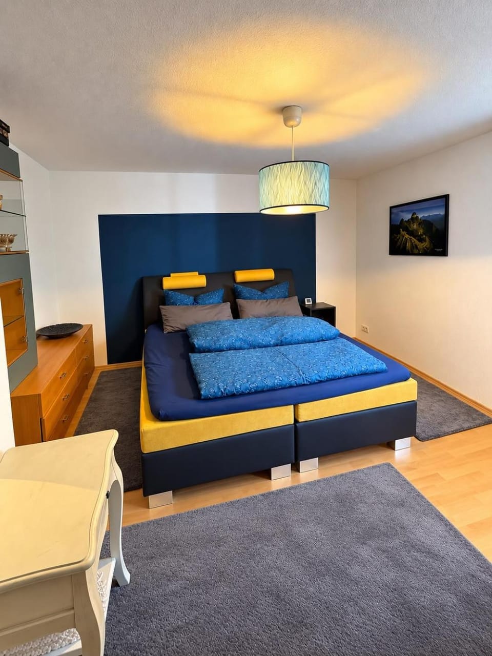 Bed, TV and multimedia, Photo of the whole room, Bedroom