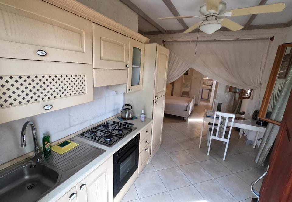 Kitchen or kitchenette, Dining area, Bedroom, kitchen