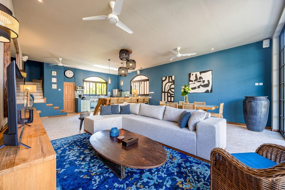 TV and multimedia, Kitchen or kitchenette, Living room, Seating area, Dining area