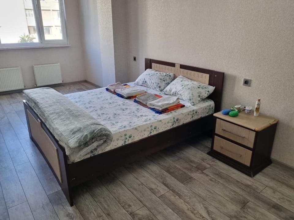 Bed, Photo of the whole room, Bedroom, towels