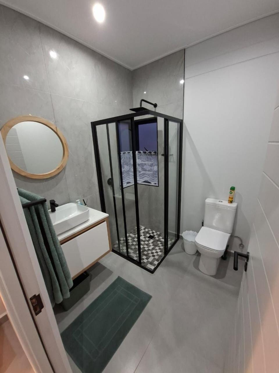 Shower, Toilet, Bathroom, towels