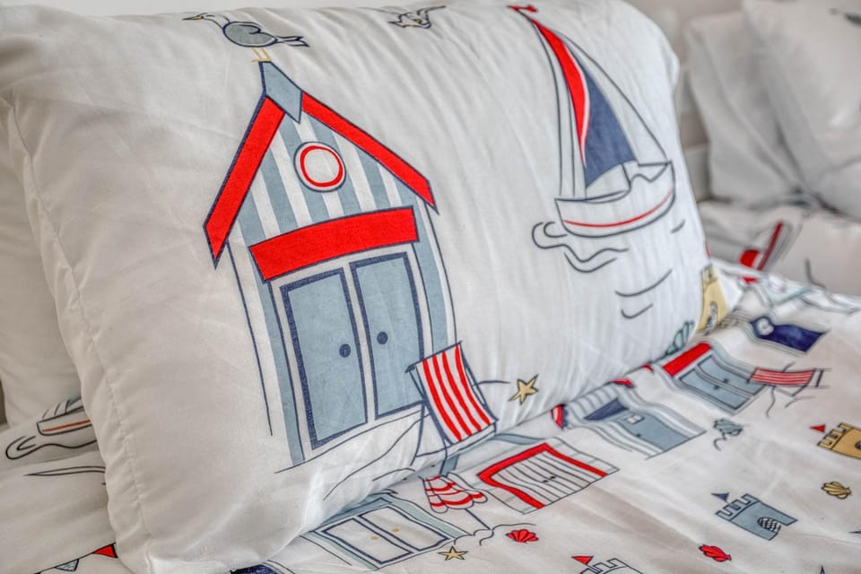 Bee's Cottage, Modern Hideaway With Pretty Garden, Crabpot Cottages House in Heacham