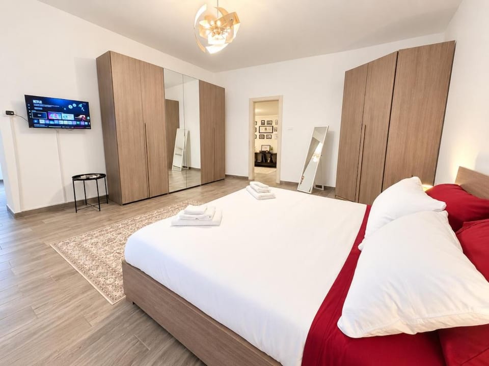 Bed, TV and multimedia, Photo of the whole room, Bedroom, wardrobe