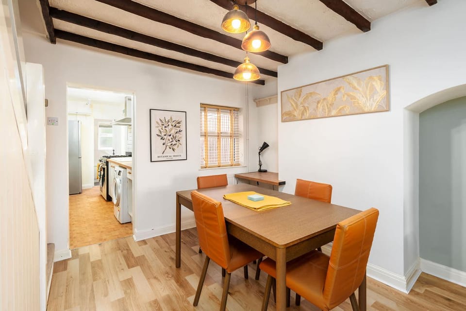 Kitchen or kitchenette, Seating area, Dining area