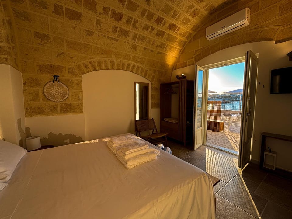 Bed, Natural landscape, TV and multimedia, Photo of the whole room, Bedroom