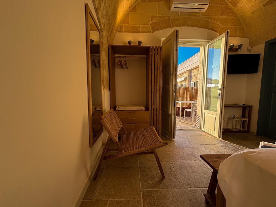 TV and multimedia, Photo of the whole room, Bedroom, wardrobe, air conditioner